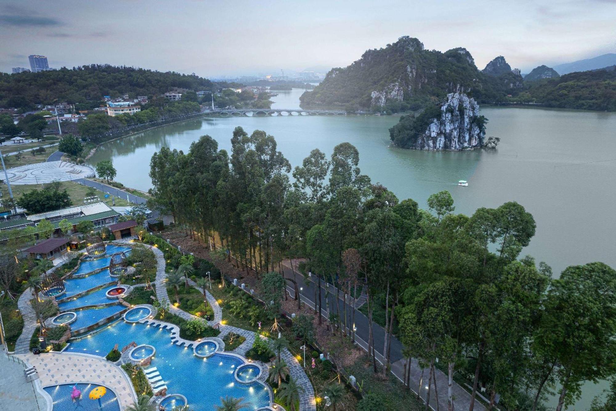 Wyndham Grand Zhaoqing Downtown Hotel Exterior photo